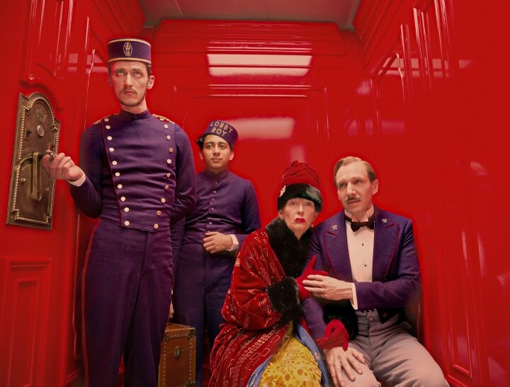 The Grand Budapest Hotel Regisseurs/Director: Wes Andersons Darsteller/Cast: Paul Schlase (Igor), Tony Revolori (Zero Moustafa), Tilda Swinton (Madame D.), Ralph Fiennes (M. Gustave)