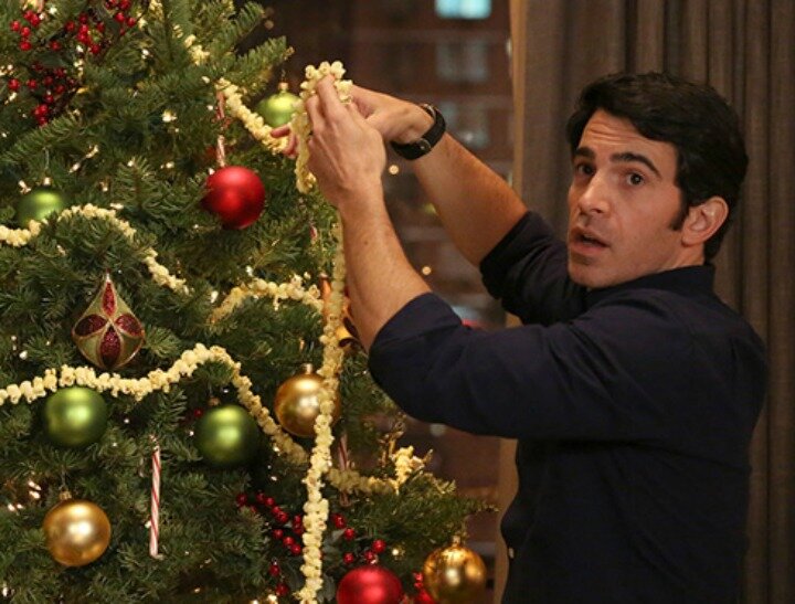 Danny decorates the tree, without Mindy's Rihanna tree topper.